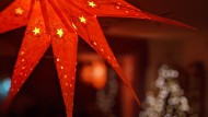 Leuchtender Stern als Weihnachtsdekoration im Fenster