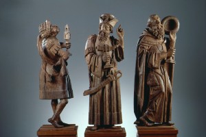 Figuren der Heiligen drei Könige aus Holz geschnitzt auf Sockeln