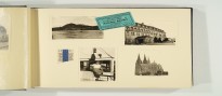 Ein aufgeklapptes Fotoalbum mit vier Fotos, die Sehenswürdigkeiten der Region Köln-Bonn und eine Person zeigen