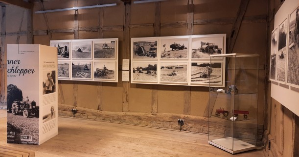 Blick in den Ausstellungsraum mit vielen Fotos von Dr. Wolfgang Schiffer.