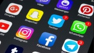 Handy Display zeigt diverse Social Media Icons