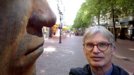 Foto: Selfie eines Mannes neben dem Kopf einer Beethovenstatue